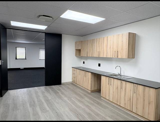 739M² OFFICE TO LET IN MIDRIDGE PARK